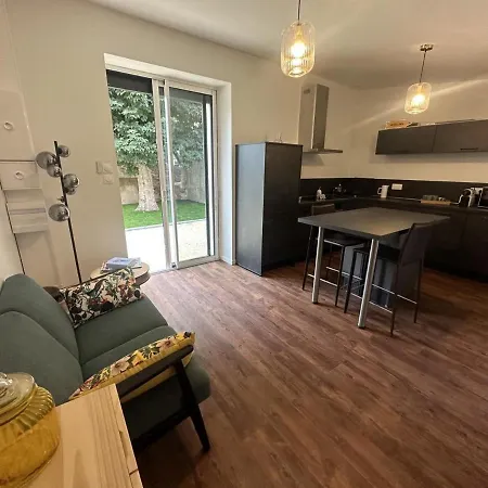 Calme En Plein Centre De Avec Terrasse Privative Et Confort Inclus - Fr-1-489-475 * Μουλέν